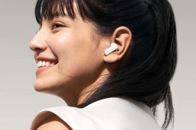 Valkoiset Huawei Freebuds Pro 4 -kuulokkeet hymyilevän naisen käytössä