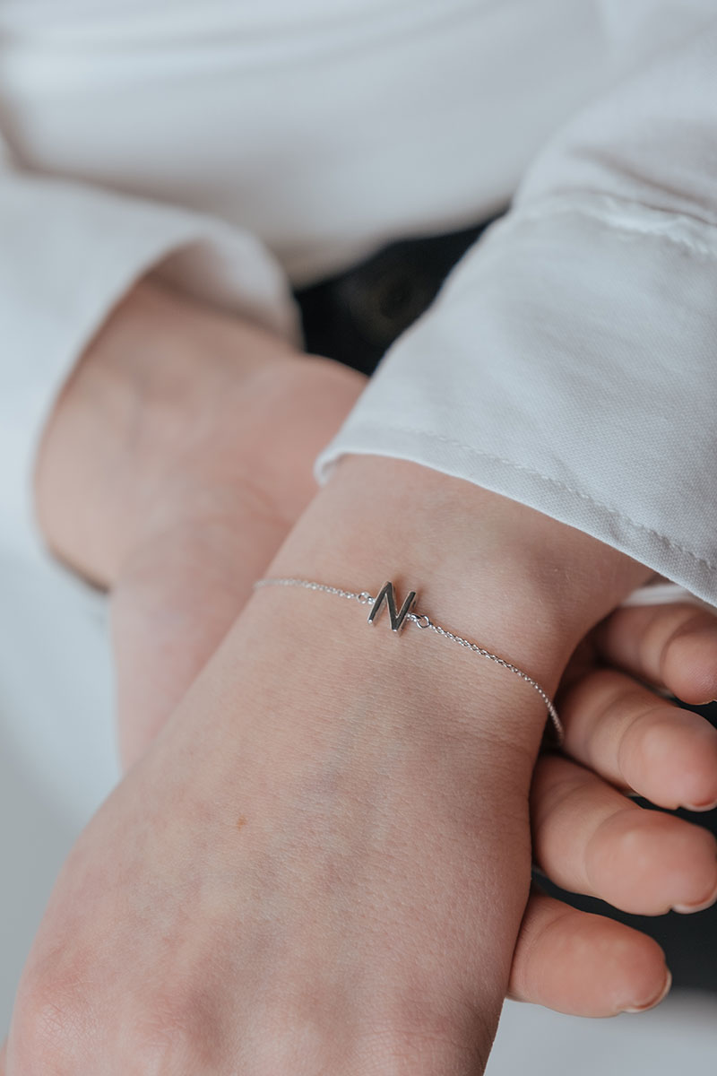 Lykka Symbols kirjainrannekoru hopea, N