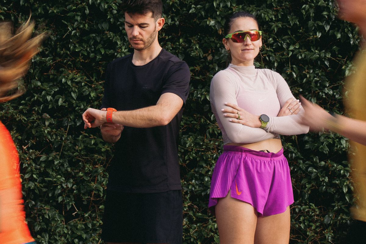 Suunto Run -juoksukello miehen ja naisen ranteessa