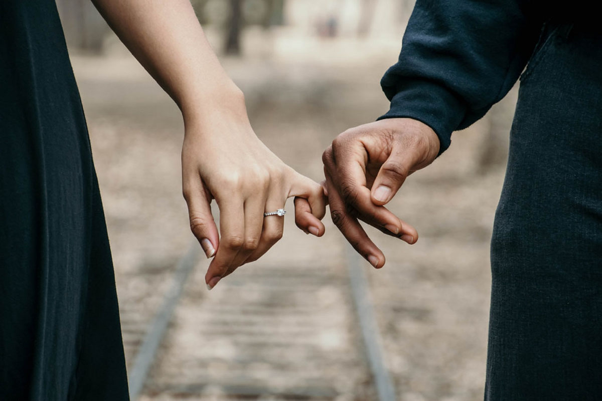 mies ja nainen käsi kädessä