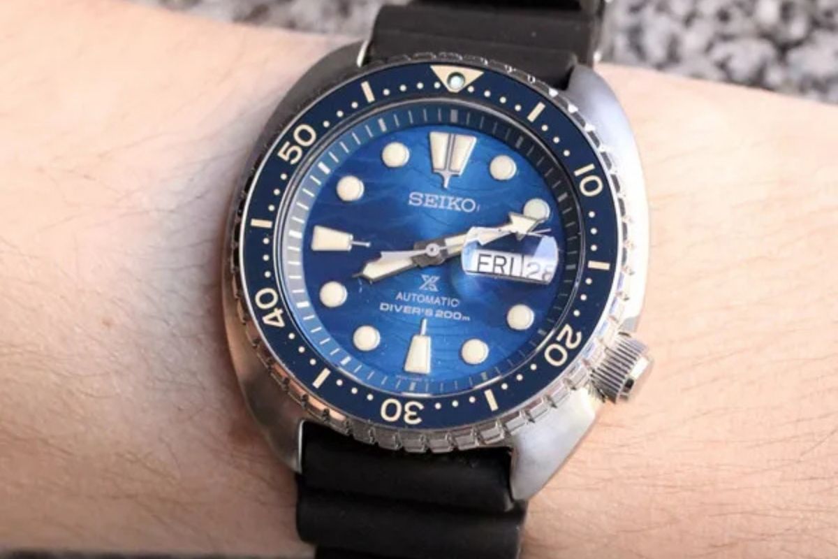 Kuva Seiko Turtle -sukeltajankellosta ranteessa