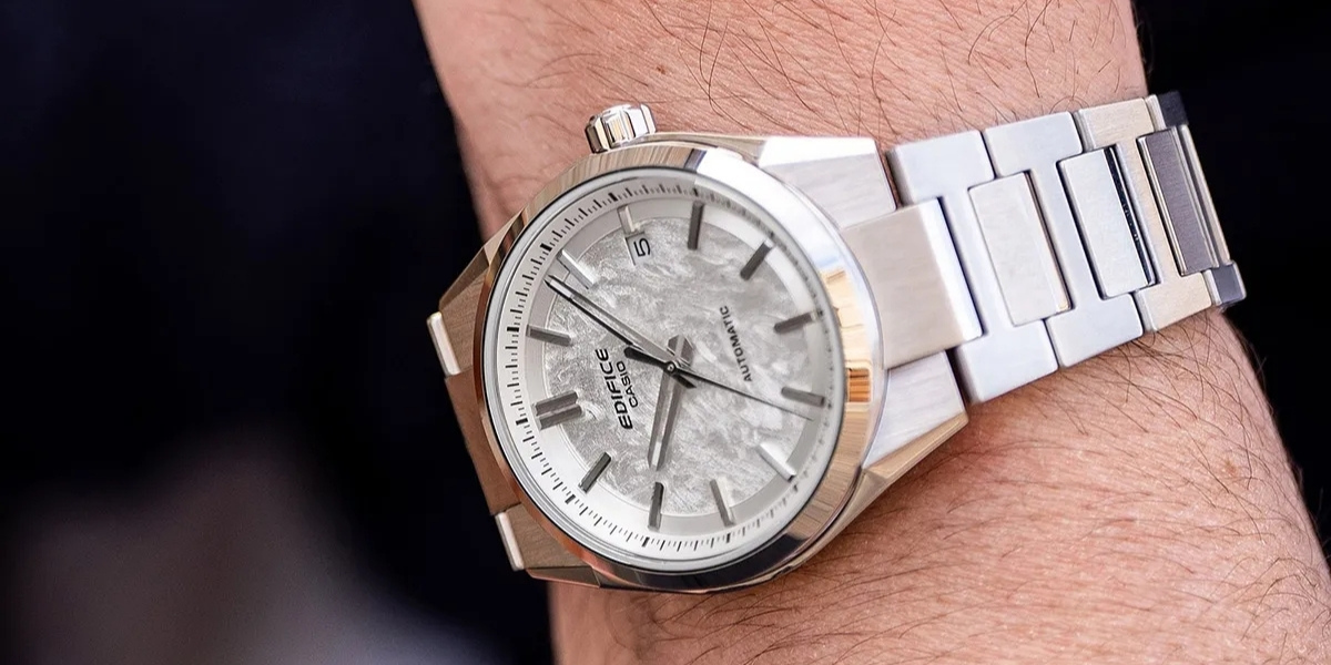 Casio Edifice EFK-110D-7AER -rannekello henkilön ranteessa lähikuvassa.” loading=
