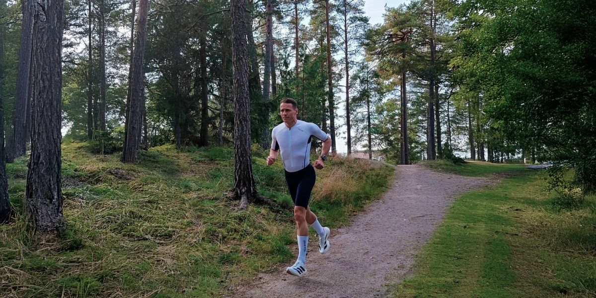 Juoksuharjoitus triathlonharjoittelussa Garmin Fenix 8 -urheilukello ranteessa