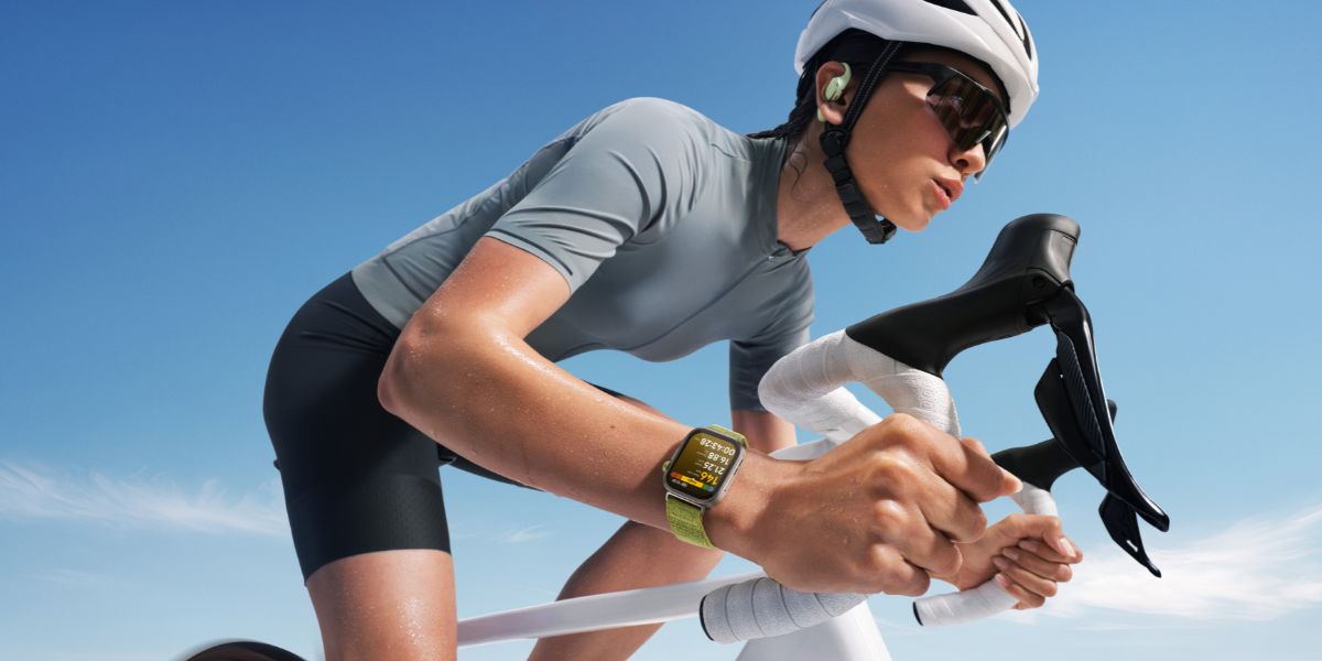 Huawei Watch Fit 4 Pro vuoristossa vaeltajan ranteessa