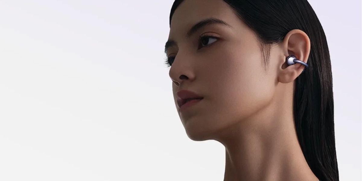 Valkoiset Huawei FreeClip -kuulokkeet naisen korvassa