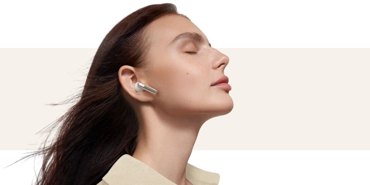 Valkoiset Huawei FreeBuds SE3 -kuulokkeet naisen korvassa