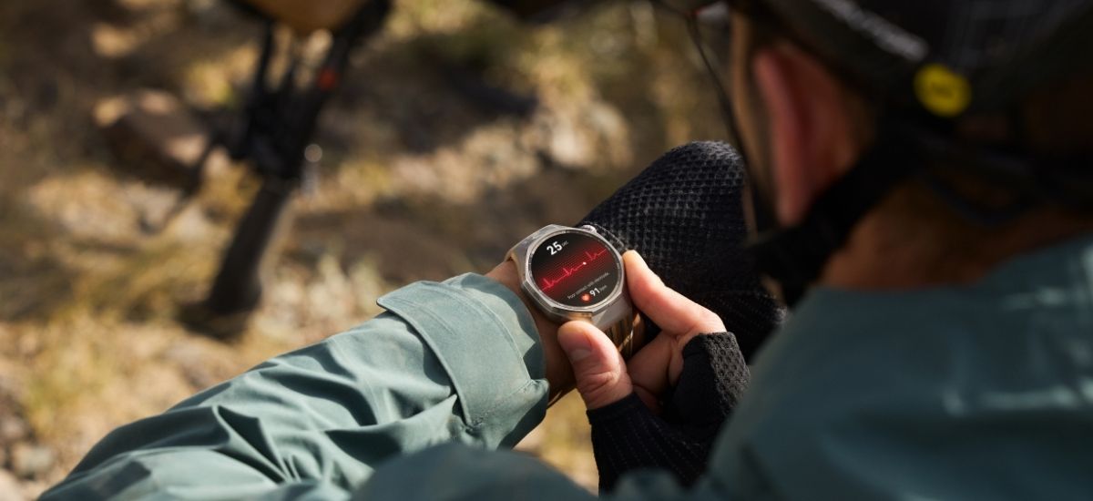 Huawei Watch GT 6 Pro ranteessa pyöräilylenkillä EKG-näkymä näytöllä