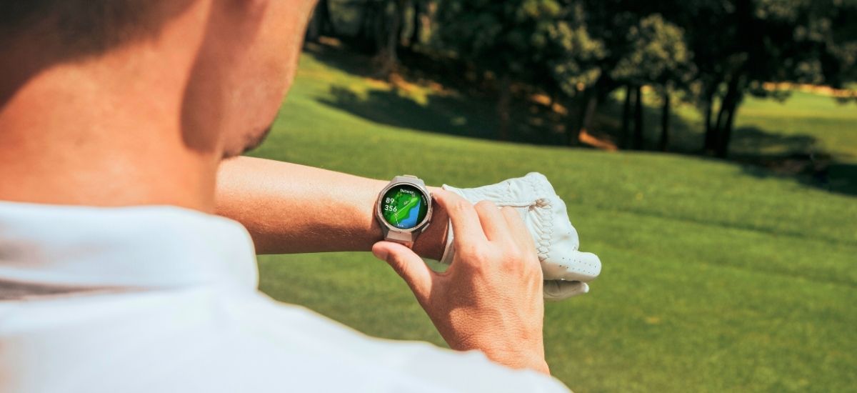 Huawei Watch GT 6 Pro ranteessa golfkentällä seuraamassa suoritusta