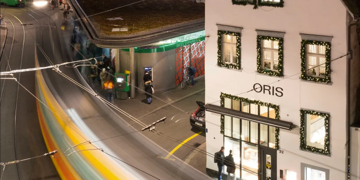 Kuva Oriksen uuden Maison Oris kelloliikkeen julkisuvusta Sveitsin Baselissa