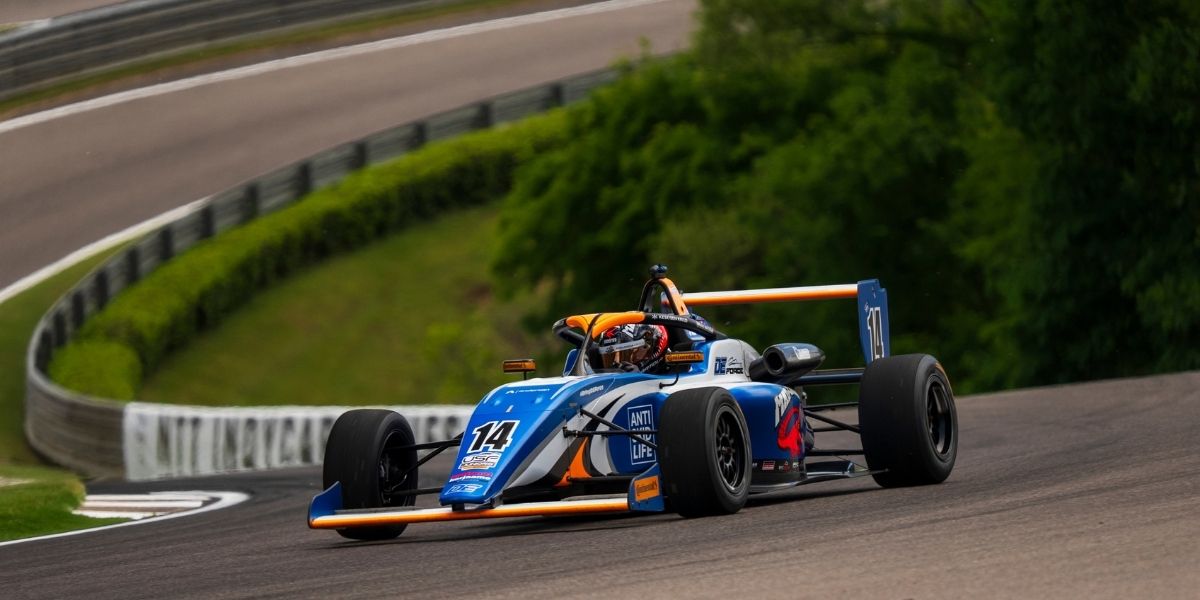 Vilho Aatola ajamassa ralliautoa