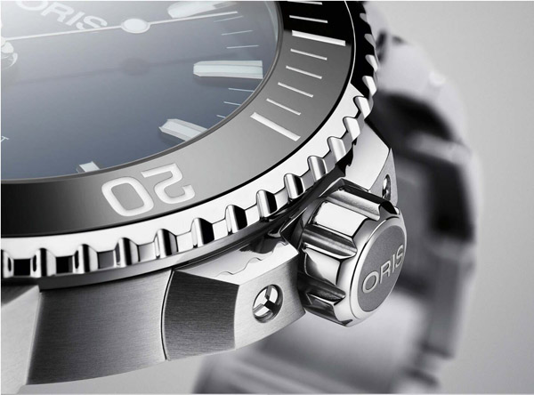 Oris Aquis Date close up on crown 