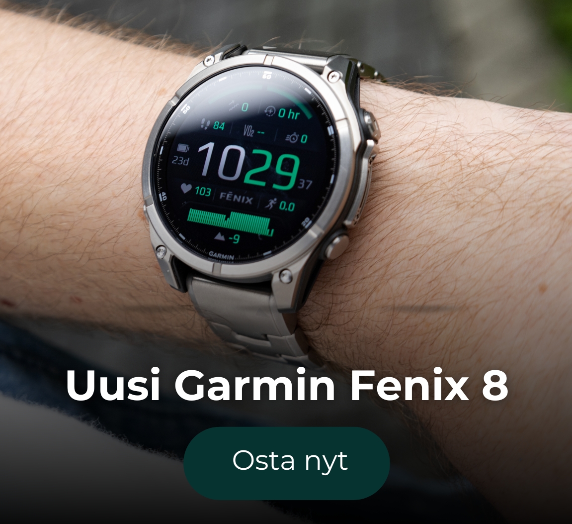 Garmin Fenix 8 urheilukello teräsrannekkeella miehen ranteessa
