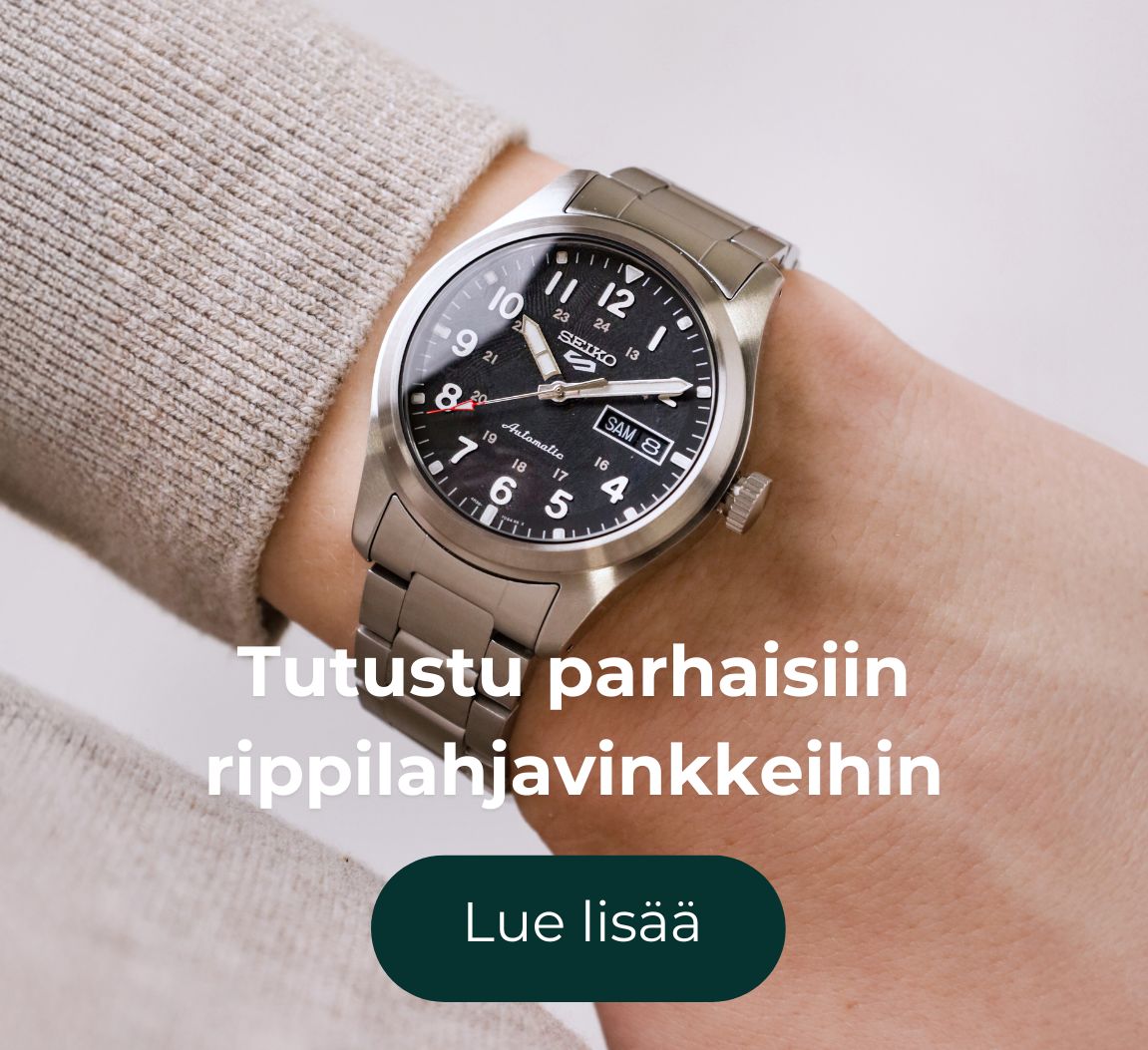 Rannekello miehen ranteessa.