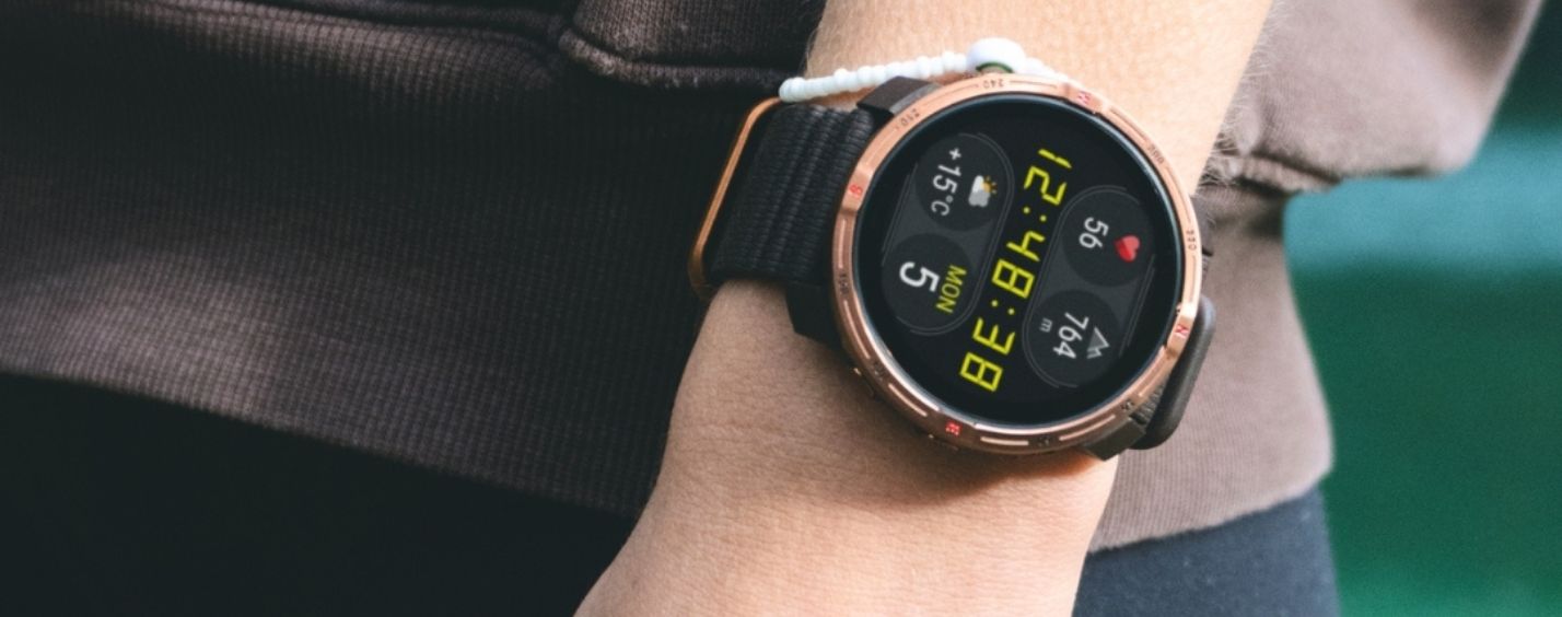Polarin uusin seikkailijoille suunnattu Polar Grit X2 -urheilukello naisen ranteessa loading=